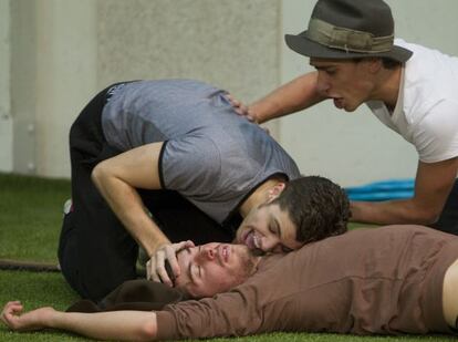 Un momento del ensayo de la obra 'Els nostres tigres beuen llet'