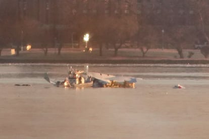 Unidades de emergencia buscan supervivientes en los restos del avión en el río Potomac, este jueves.