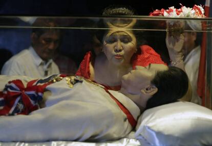 Imelda Marcos besa el féretro de cristal donde se conserva el cuerpo embalsamado de Ferdinand Marcos (fallecido en 1989), en julio de 2014.