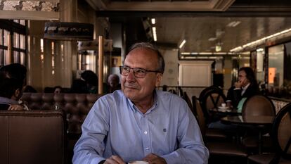 El escritor José Luis García Martín posa en una cafetería en Oviedo en marzo pasado.