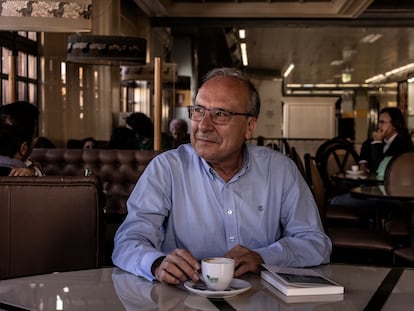 El escritor José Luis García Martín posa en una cafetería en Oviedo en marzo pasado.