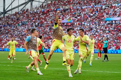 Los jugadores de la selección masculina de fútbol de España celebran el gol de la victoria anotado por Juanlu Sánchez.