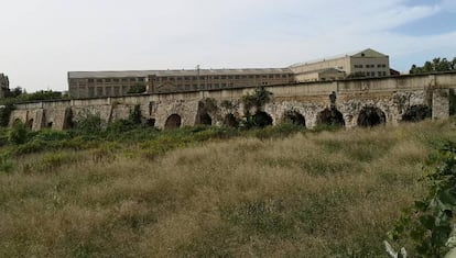 El acueducto romano, a su paso por Manises.