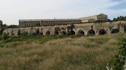El acueducto romano, a su paso por Manises.