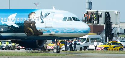 Personal del aeropuerto despiden al primer vuelo direccion Faro.