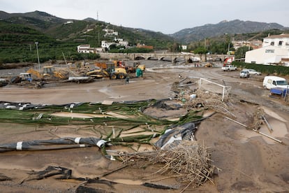 Vista del estado en que ha quedado el campo de fútbol de la localidad malagueña de Benamargosa tras el paso de la dana, este jueves.