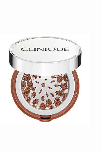 Superbalanced Powder Bronzer de Clinique contiene una fórmula especial que ayuda a absorber el aceite y a mantener el equilibrio de humedad de tu piel. (c.p.v).