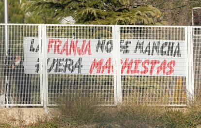 Pancarta de protesta contra Carlos Santiso en la Ciudad Deportiva Rayo Vallecano durante el partido del femenino contra el Valencia.