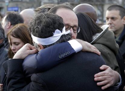 El presidente francés, Francois Hollande consuela a Patrick Pelloux, uno de los columnista franceses del periódico Charlie Hebdo.