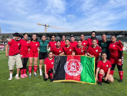 Jugadoras de la antigua selección femenina de fútbol de Afganistán, en Inglaterra, después de haber sido evacuadas de su país.