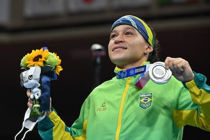 Beatriz Ferreira com a medalha de prata.