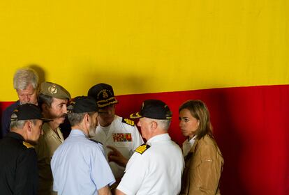 La ministra de Defensa, Carme Chacón, conversa con el JEMAD, José Julio Rodríguez y otras autoridades militares a bordo del buque Castilla.