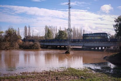 Dos días después del desborde del río Gévora, el caudal continúa a un alto nivel llegando casi a alcanzar uno de los puentes.