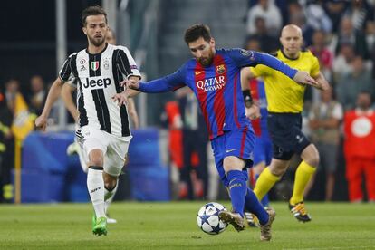 El delantero del Barcelona, Lionel Messi, compite con el centrocampista del Juventus, Miralem Pianic, durante el partido. 