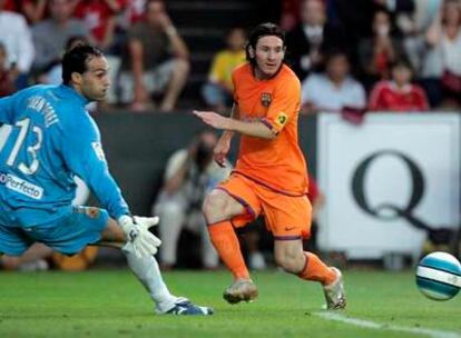 Messi pasa el balón ante la salida de Rubén Pérez en la jugada en que Puyol marcó el primer gol del Barça.