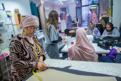 Safia Jan Mohammad en el taller de costura HARI e ARI en Pamplona. 