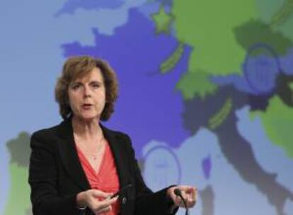 La comisaria europea de Acción por el Clima, la danesa Connie Hedegaard, ofrece una rueda de prensa en la sede de la Comisión Europea en Bruselas, Bélgica.