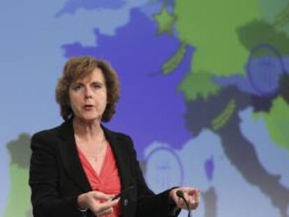La comisaria europea de Acción por el Clima, la danesa Connie Hedegaard, ofrece una rueda de prensa en la sede de la Comisión Europea en Bruselas, Bélgica.