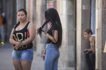 Prostitutas en la calle de Robador de Barcelona.