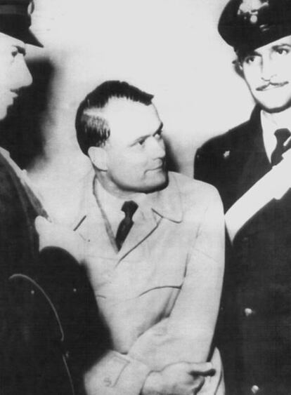 Walter Redel, flanqueado por policías italianos, durante su juicio en 1951.