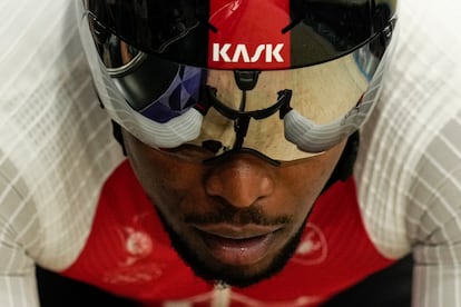 Nicholas Paul, de Trinidad y Tobago, compite durante la prueba de sprint de la modalidad de ciclismo en pista. 