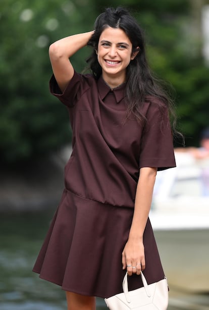 La actriz Fotini Peluso llega al Lido de Venecia.