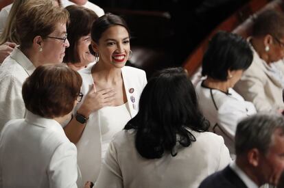 La representante demócrata de Nueva York, Alexandria Ocasio-Cortez, junto con otras representantes vestidas de blanco. Ocasio llevó de invitada a la sesión a la activista Ana María Archila, quien se hizo famosa el pasado septiembre por su sonada protesta frente al senador Jeff Flake en un ascensor, en plena batalla por el nombramiento del conservador Brett Kavanaugh (acusado de abusos sexuales) como nuevo juez del Supremo.