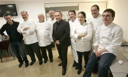 Una pléyade de cocineros afamados le acompañan en el Congreso de Gastronomía de 2009. Vestidos con chaquetillas blancas, desde la izquierda, Pedro Subijana, Juan Mari Arzak, Karlos Arguiñano, Elena Arzak, Hilario Arbelaitz y Andoni Luis Aduriz. En el centro, Ferran Adrià.