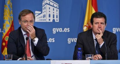El consejero de Hacienda, Juan Carlos Moragues, y el vicepresidente, José Ciscar, tras el pleno del Consell.