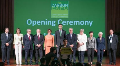 Una activista de Greenpeace muestra un cartel en favor de las renovables delante de Felipe IV en la apertura de Carbon Expo en Barcelona.