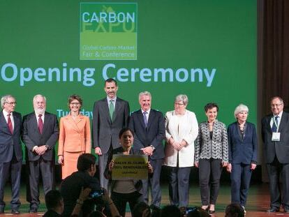 Una activista de Greenpeace muestra un cartel en favor de las renovables delante de Felipe IV en la apertura de Carbon Expo en Barcelona.