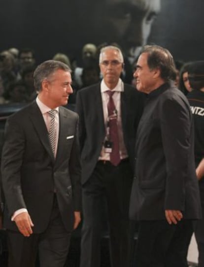 El Lehendakari, I&ntilde;igo Urkullu, junto al realizador estadounidense, Oliver Stone, en el Festival Internacional de Cine de San Sebasti&aacute;n. 