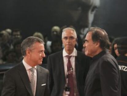 El Lehendakari, Iñigo Urkullu, junto al realizador estadounidense, Oliver Stone, en el Festival Internacional de Cine de San Sebastián.