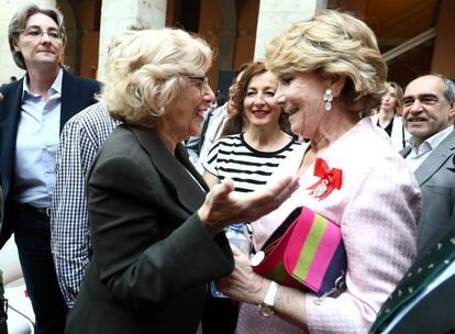 La alcaldesa de Madrid, Manuel Carmena (a la izquierda), conversa con Esperanza Aguirre, expresidenta de la Comunidad de Madrid.