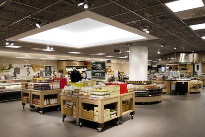 La superficie del renovado supermercado de Stockmann en Helsinki ha incrementado su superficie, con una distribución al estilo Ikea: estantes y cestas conforman un recorrido a seguir. <a href="http://www.stockmann.com" rel="nofollow" target="_blank">www.stockmann.com</a>