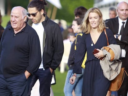 Amancio Ortega junto a su hija Marta, durante una competición de hípica en 2017, en A Coruña.