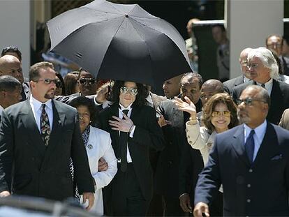 Michael Jackson, al salir del juzgado, del brazo de su madre. A la derecha, su hermana La Toya y su abogado, Thomas Mesereau.
