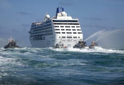 El Adonia, primer crucero en unir Estados Unidos y Cuba en 50 años, se hace a la mar. De los cerca de 600 pasajeros, solo viajaban 12 personas de origen cubano.