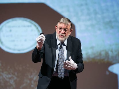 William Phillips mostra uma réplica do Protótipo Internacional do Quilograma durante a conferência de física atômica em Barcelona.