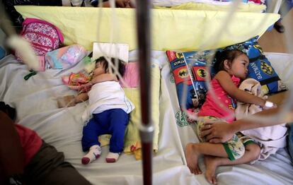 Dos niños enfermos de sarampión reciben tratamiento en un hospital público, en Manila, Filipinas.
