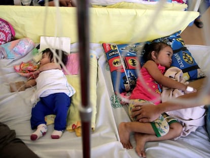 Dos niños enfermos de sarampión reciben tratamiento en un hospital público, en Manila, Filipinas.