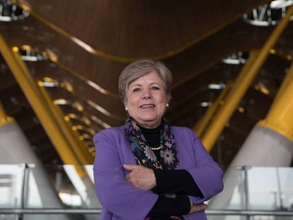 Alicia Bárcena, chefe da CEPAL, no aeroporto de Barajas, em Madri.