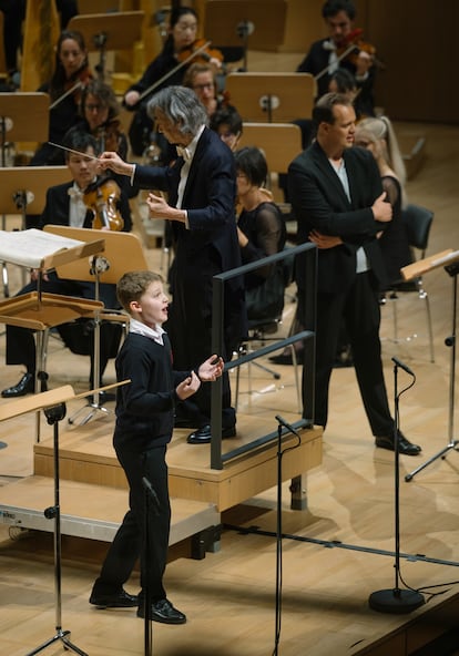 El niño soprano Benedikt Siewert junto a Kent Nagano y el tenor Thomas Blondelle en el segundo acto de ‘Siegfried’, el 14 de junio en Dresde.