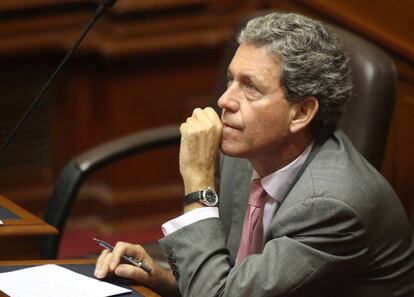 Alfredo Thorne da un discruso en el Congreso peruano.