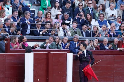 El diestro Miguel Ángel Perera brinda su segundo toro al líder del Partido Popular, Alberto Núñez Feijóo, durante la corrida de la Feria de San Isidro celebrada este viernes.