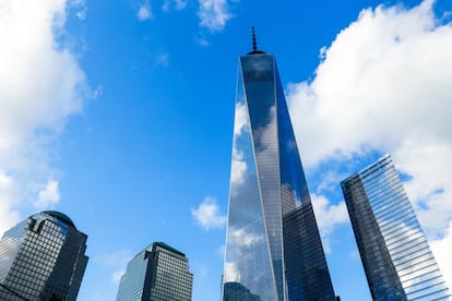 El One World Trade Center, la llamada Torre de la Libertad, es el rascacielos más alto del Hemisferio Occidental, el símbolo de la capacidad de superación de una ciudad golpeada como ninguna otra por el terrorismo. Su construcción comenzó en 2004 y terminó en 2015. Es el gran complejo resurgido de las cenizas de los atentados del 11-S contra las Torres Gemelas en Nueva York. Tiene 541 metros de altura y 325.000 metros cuadros de superficie.