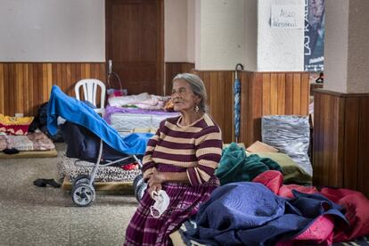 Además, los daños de los huracanes han agravado la situación de comunidades que desde marzo viven en una emergencia nacional por la pandemia de covid-19, que también ha dejado muertos y contagios. Estos días, el traslado de los damnificados a albergues está implicando un mayor riesgo de contagio del coronavirus, porque según lo que se ha observado no se han respetado los protocolos de sanidad.