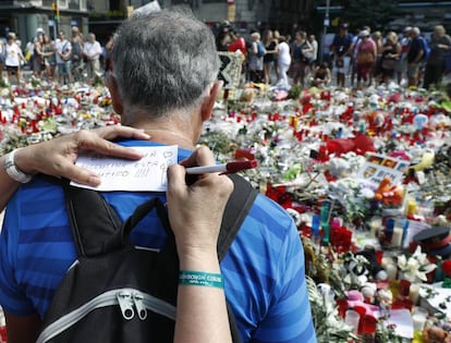 Ofrendas a las v&iacute;ctimas de los atentados de Barcelona y Cambrils en la zona de La Rambla donde se produjo la masacre.