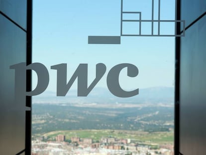 El logo de PwC en su sede de Madrid.