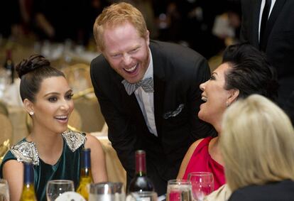 Kim Kardashian y Jesse Tyler Ferguson, uno de los protagonistas de 'Modern Family', bromean durante la gala.